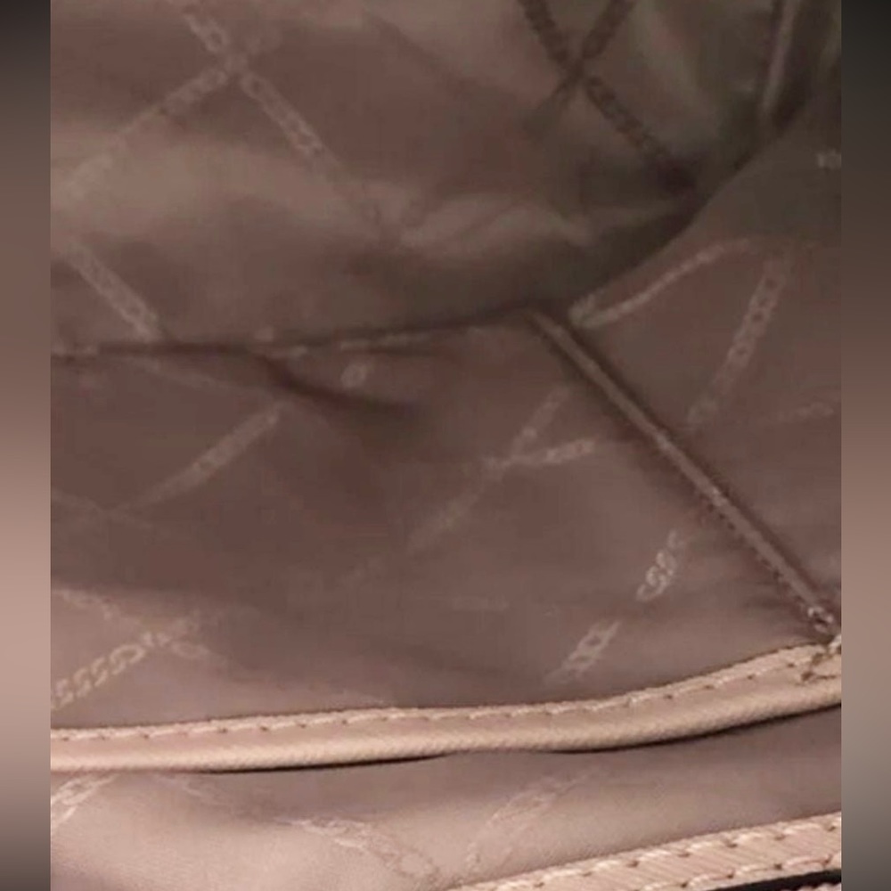 Michael Kors Voyager Tote in Blush /Pink EUC - Picture 9 of 9